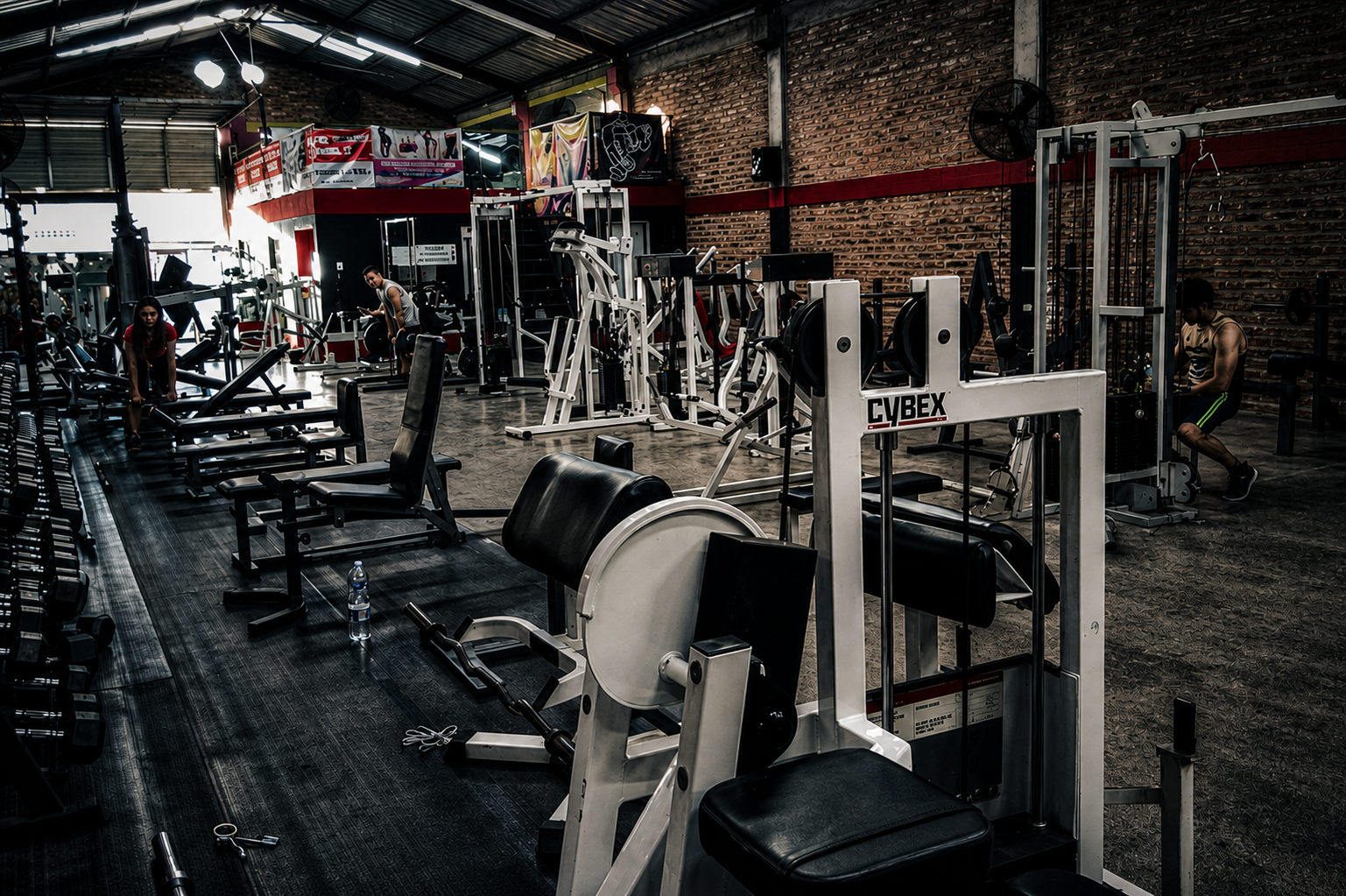 Interior del gimnasio RED GYM con máquinas y zona de entrenamiento
