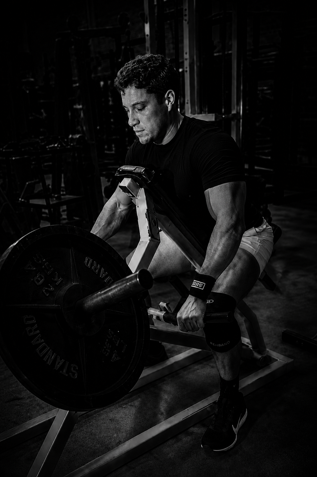 Atleta entrenando fuerza en máquina de remo con peso