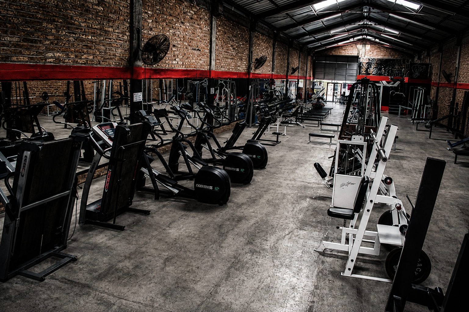 Vista amplia del gimnasio RED GYM